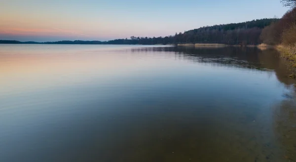 Jezioro o zachodzie słońca w Mazurach w Polsce — Zdjęcie stockowe