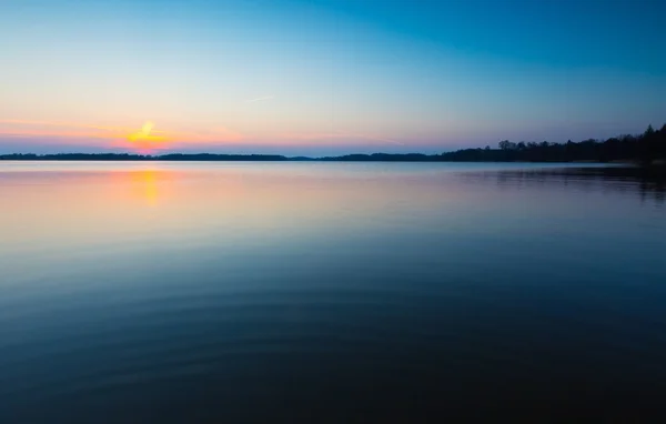 Sjön vid solnedgången i Mazury lake district i Polen — Stockfoto