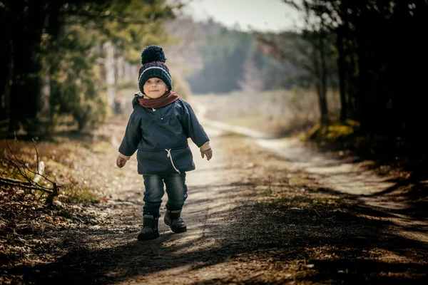 Beyaz çocuk açık oynayan