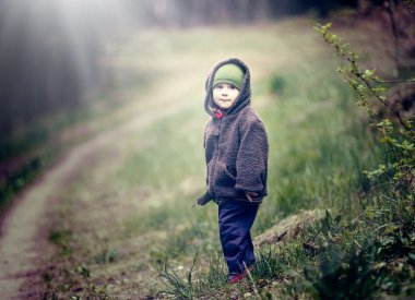 Bahar günü açık oynayan genç çocuk