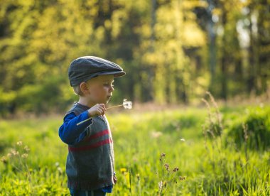 Açık oynarken mutlu beyaz çocuk