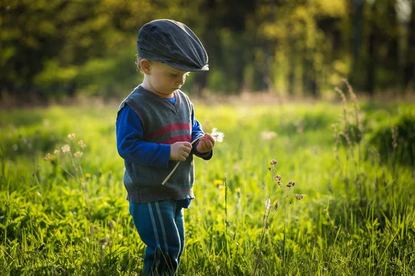Feliz caucasiano menino jogar ao ar livre — Fotografia de Stock