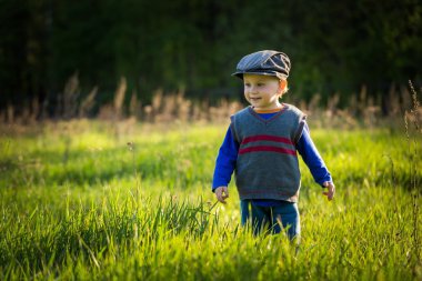 Açık oynarken mutlu beyaz çocuk