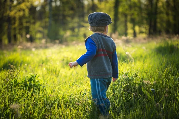 Açık oynarken mutlu beyaz çocuk