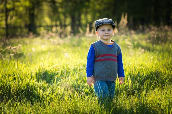 Felice caucasico ragazzo giocare all'aperto — Foto Stock