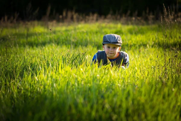 Feliz chico caucásico jugando al aire libre — Foto de Stock