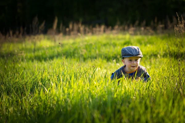 Feliz chico caucásico jugando al aire libre — Foto de Stock