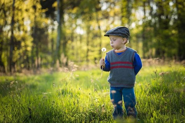 Felice caucasico ragazzo giocare all'aperto — Foto Stock