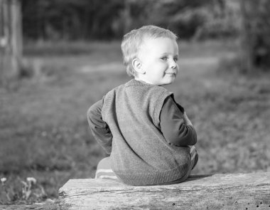 Açık oynarken mutlu beyaz çocuk