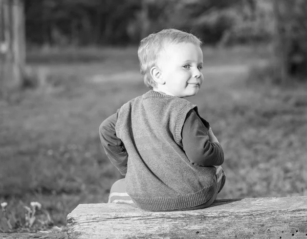 Feliz chico caucásico jugando al aire libre — Foto de Stock