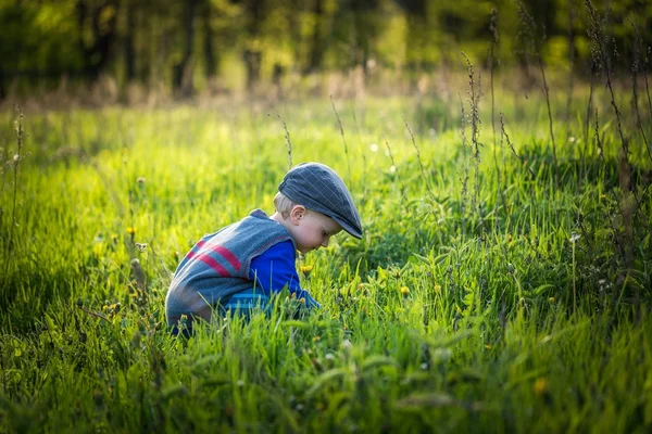 Lycklig kaukasiska pojke spela utomhus — Stockfoto