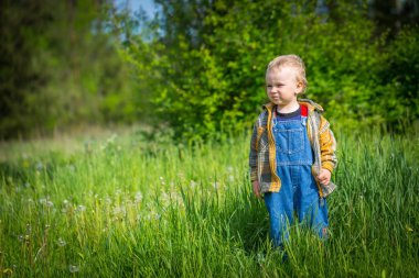 Çocuk açık içinde poz