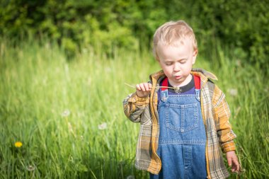 Çocuk açık içinde poz