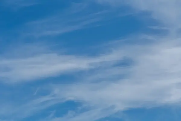Голубое небо с яркими перистыми облаками — стоковое фото