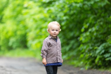 Yaz gün batımında açık oynayan sevimli küçük çocuk.