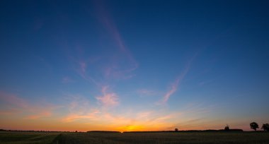 Sonra Polonya alanları üzerinde günbatımı gökyüzü güzel.