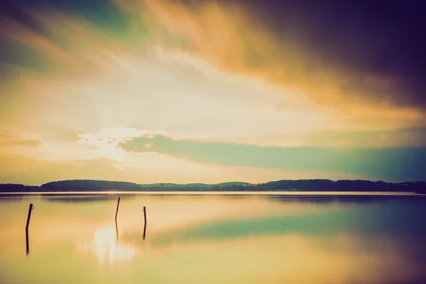 A nyugodt tó feletti naplementében vintage fotó — Stock Fotó