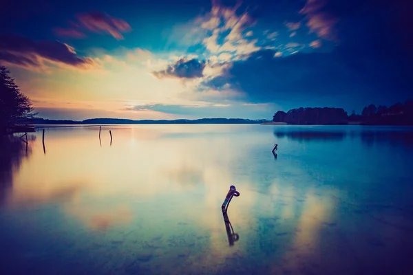 Vintage foto do pôr do sol sobre lago calmo — Fotografia de Stock