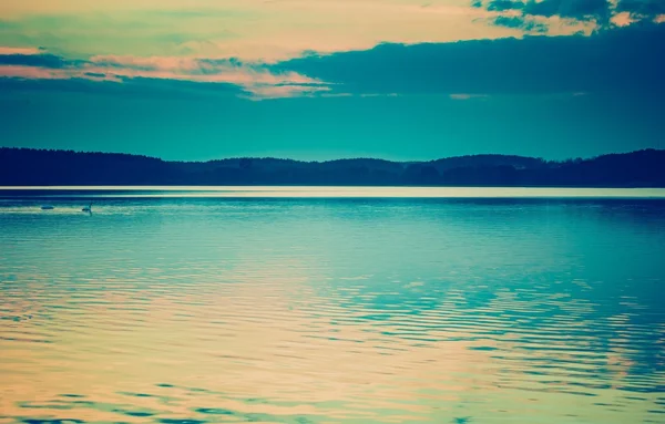 Vintage foto do pôr do sol sobre lago calmo — Fotografia de Stock