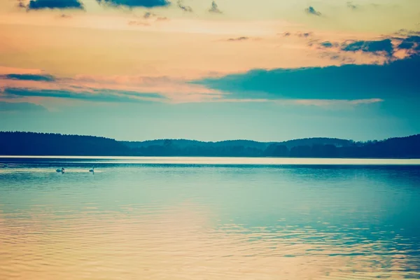Archiwalne zdjęcie zachodu słońca nad spokojnym jeziorem — Zdjęcie stockowe