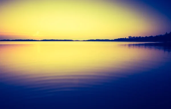 Vintage foto van de zonsondergang over rustige lake — Stockfoto