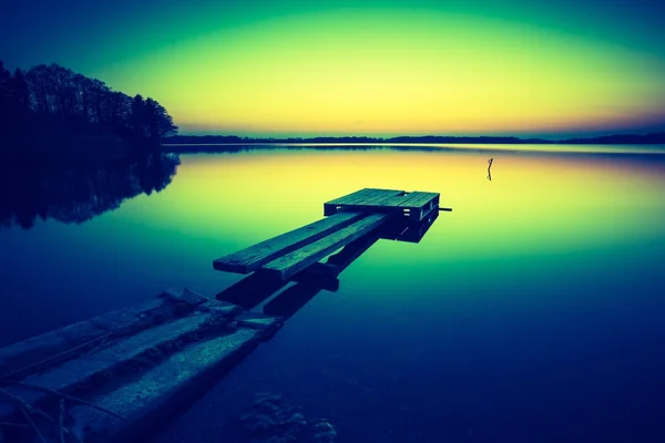 Vintage foto do pôr do sol sobre lago calmo — Fotografia de Stock