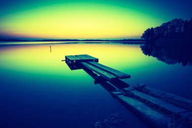 Vintage fotoğraf üzerinde sakin göl günbatımı