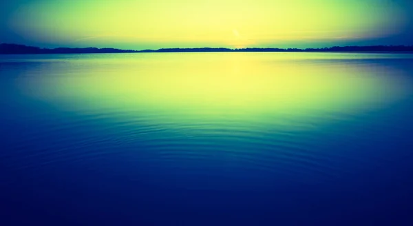 Vintage foto do pôr do sol sobre lago calmo — Fotografia de Stock