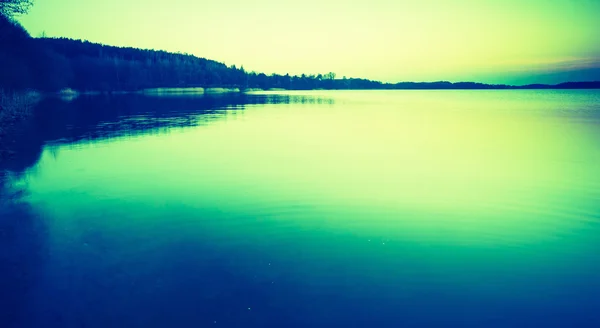 Вінтажне фото заходу сонця над спокійним озером — стокове фото