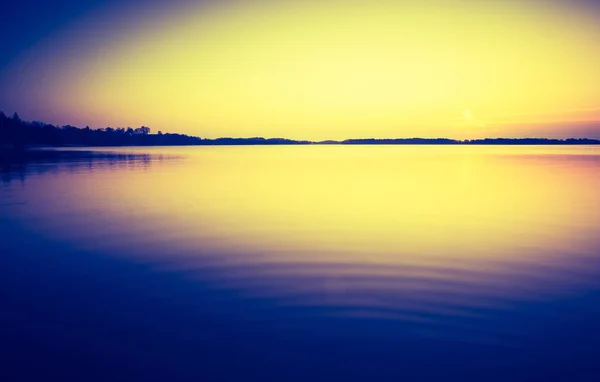 Vintage foto do pôr do sol sobre lago calmo — Fotografia de Stock