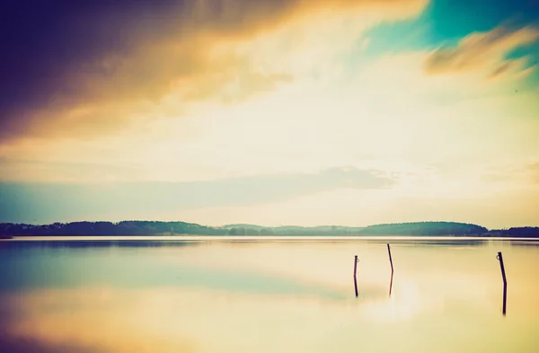 Foto vintage del atardecer sobre un lago tranquilo —  Fotos de Stock