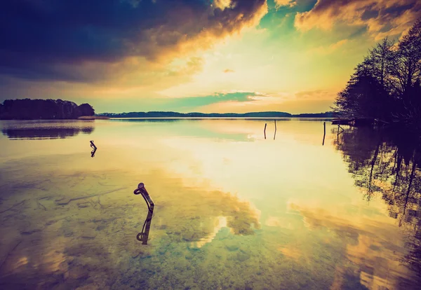 Vintage foto do pôr do sol sobre lago calmo — Fotografia de Stock