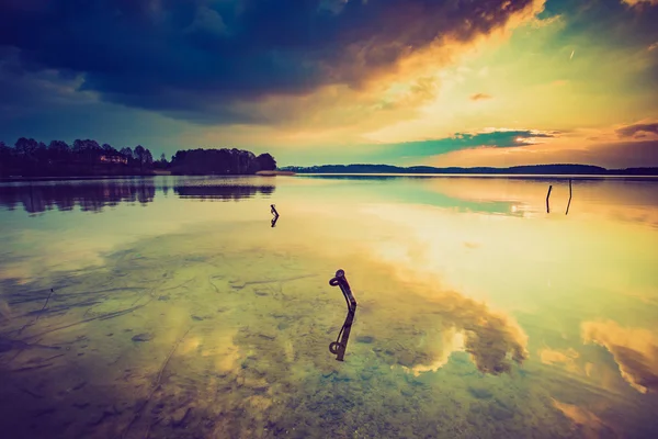 Foto vintage del atardecer sobre un lago tranquilo — Foto de Stock