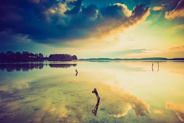 Vintage foto do pôr do sol sobre lago calmo — Fotografia de Stock