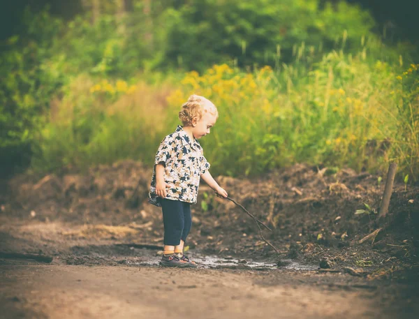 Niño jugando al aire libre en el bosque de verano — Foto de Stock