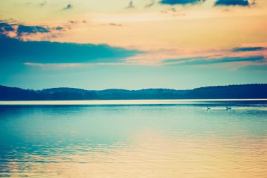 Vintage fotoğraf üzerinde sakin göl günbatımı