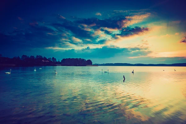 Vintage foto van de zonsondergang over rustige lake — Stockfoto