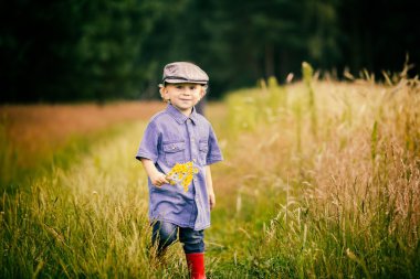 Genç çocuk kırsal alanlarında oynamak