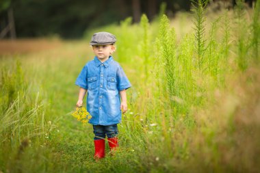 Genç çocuk kırsal alanlarında oynamak