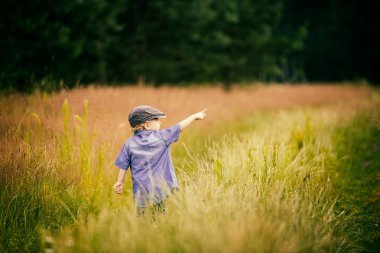 Genç çocuk kırsal alanlarında oynamak