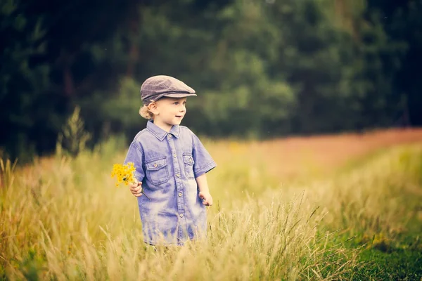 Niño jugando en los campos en el campo — Foto de Stock