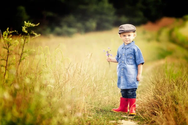 Niño jugando en los campos en el campo — Foto de Stock