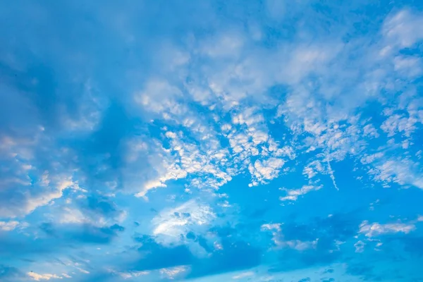 Fondo abstracto del cielo azul atardecer con nubes — Foto de Stock