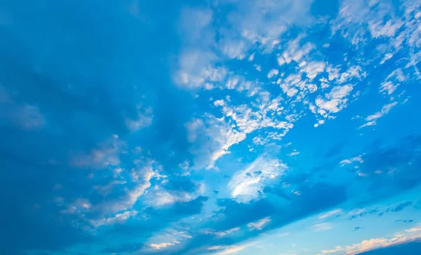 Fundo abstrato do pôr-do-sol céu azul com nuvens — Fotografia de Stock