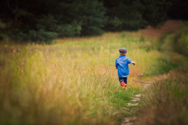Genç çocuk kırsal alanlarında oynamak