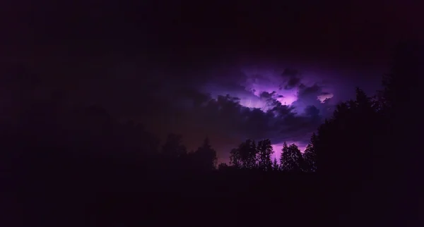 Krajobraz z piorunami burzliwy nocą — Zdjęcie stockowe