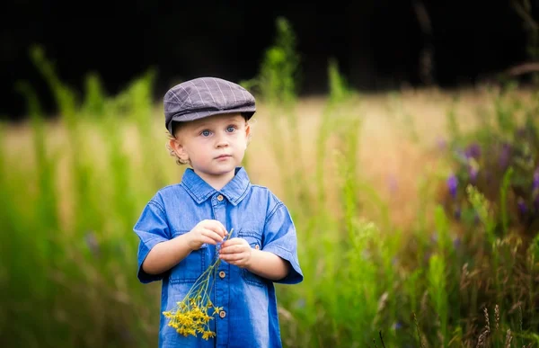 Giovane ragazzo che gioca sui campi in campagna — Foto Stock