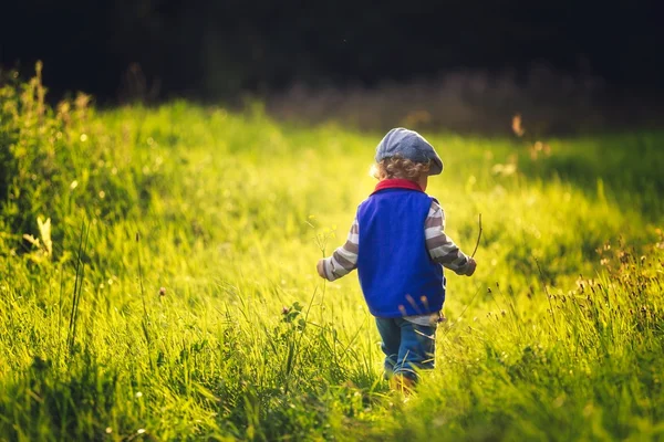 Niño caucásico y paisaje verde —  Fotos de Stock