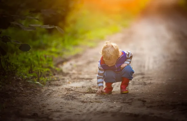 Petit garçon caucasien jouant en plein air en été . — Photo