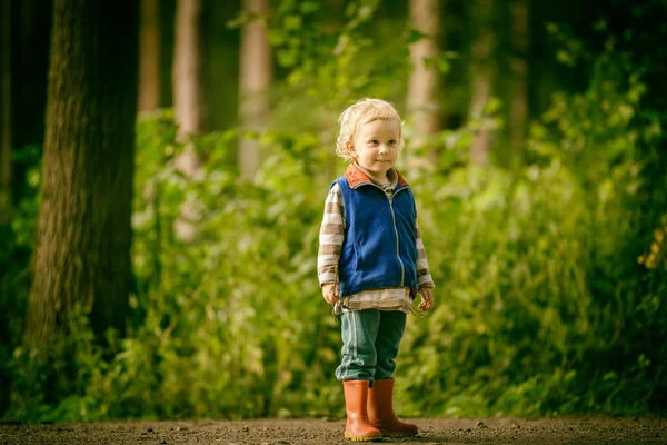 Lilla kaukasiska pojke spela utomhus i sommar. — Stockfoto